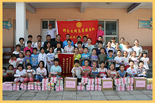 2014年6月7日，兴泰发电公司青年志愿者赴平乡镇中心小学开展献爱心活动，为他们送去500余本爱心书籍.jpg