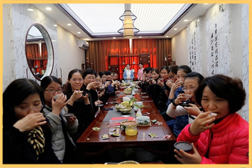 邢台热电公司举办“茶香雅韵”三八妇女节茶文化活动，让女员工们静养身心，丰富自我.jpg